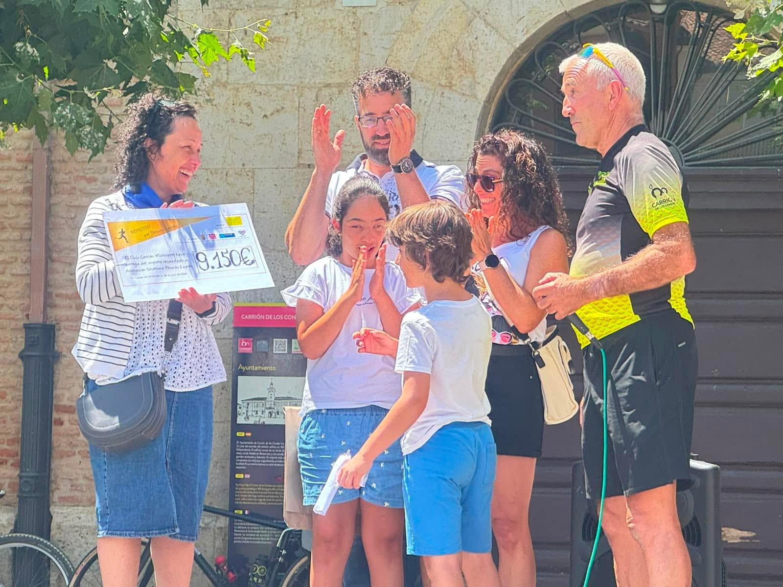 Llegada de la Non-Stop por Ángela a la Plaza Mayor de Carrión de los Condes